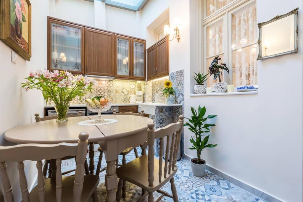 Neoclassical Apartment With 2 Bedrooms In Pireus Exteriér fotografie