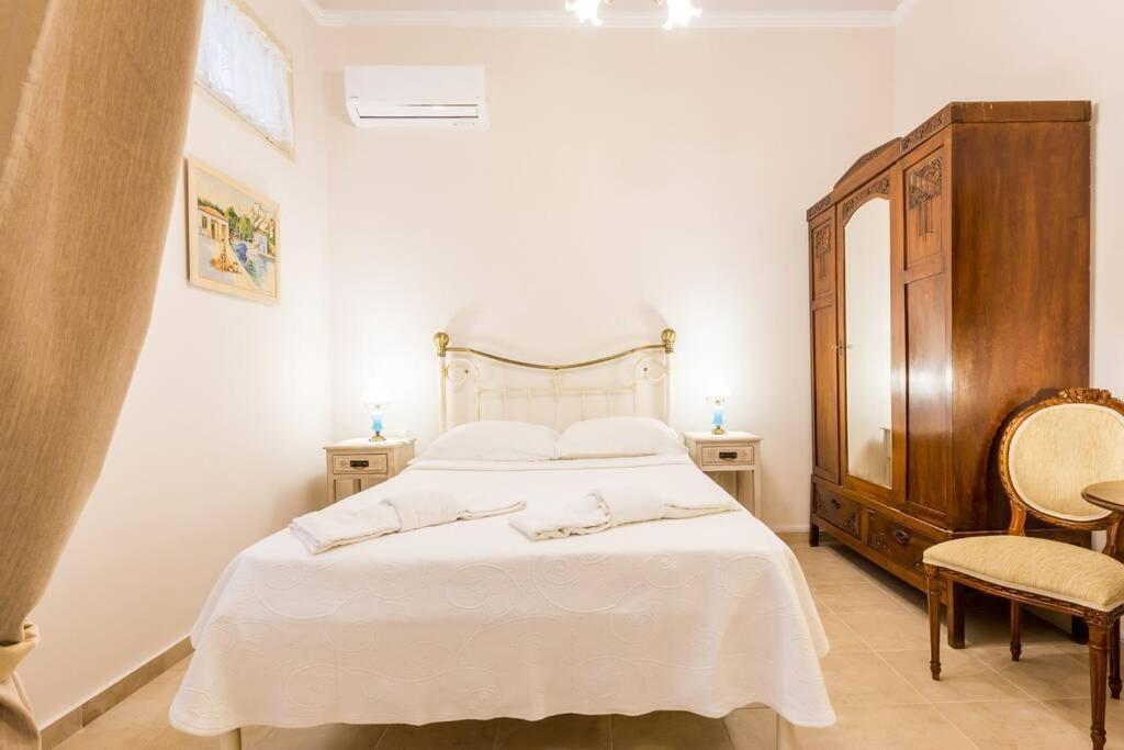 Neoclassical Apartment With 2 Bedrooms In Pireus Exteriér fotografie